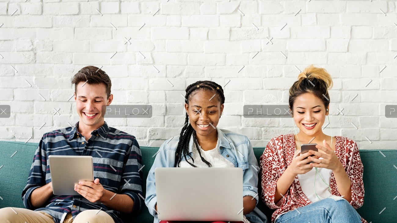 diversity-young-teens-people-friends-concept-PTZ4RGN