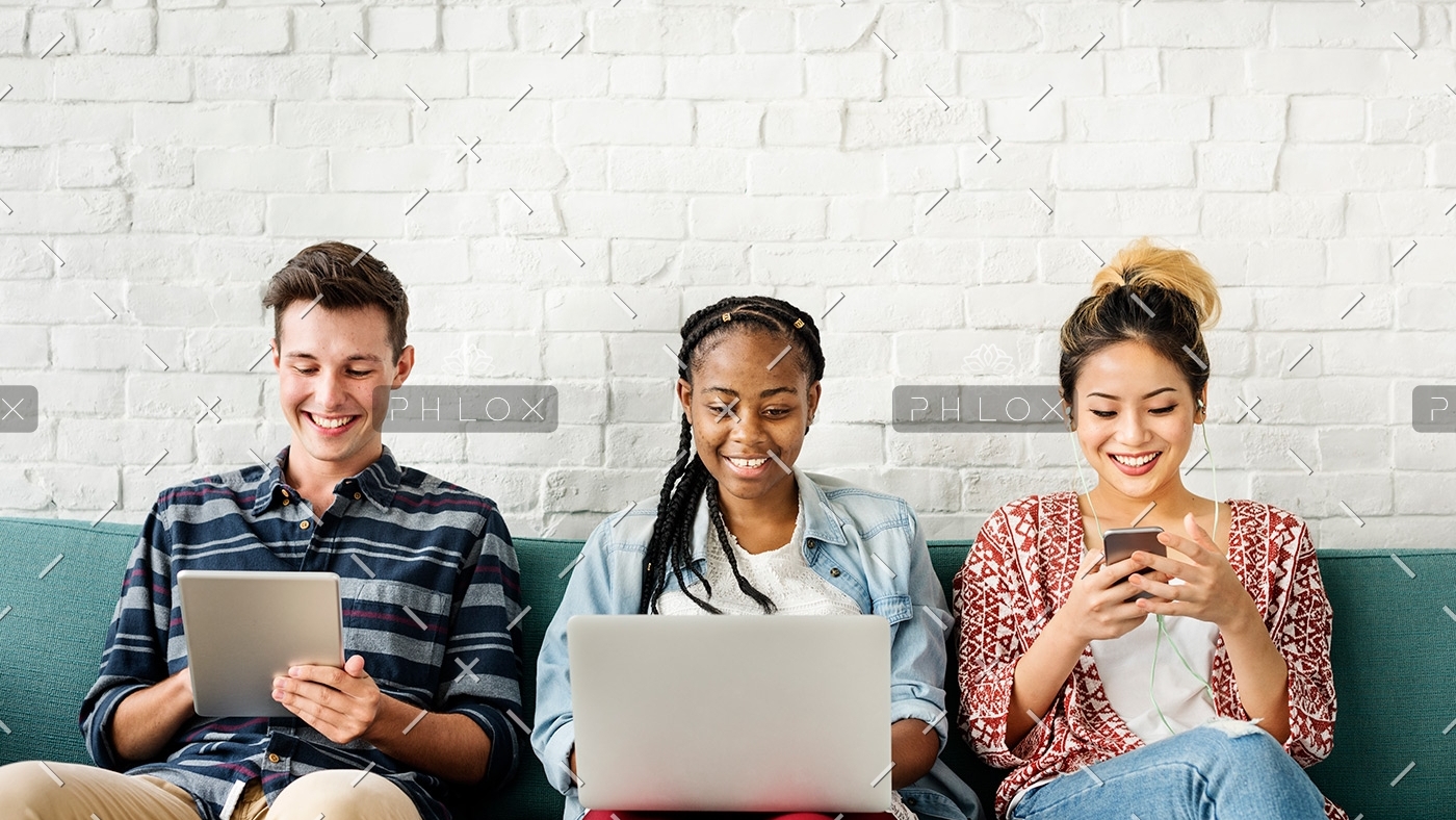 diversity-young-teens-people-friends-concept-PTZ4RGN