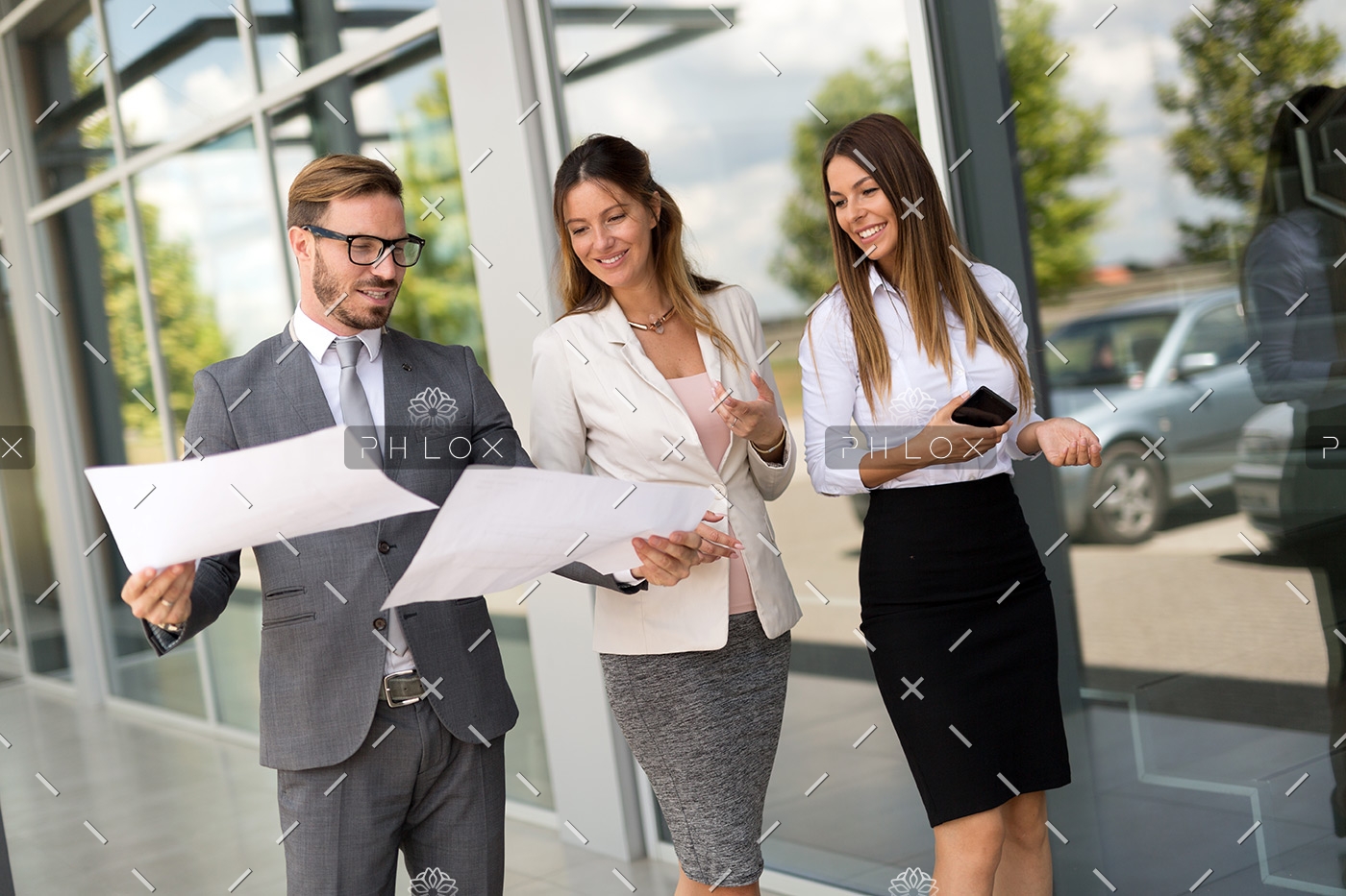 picture-of-business-people-discussing-in-their-P59UCWR