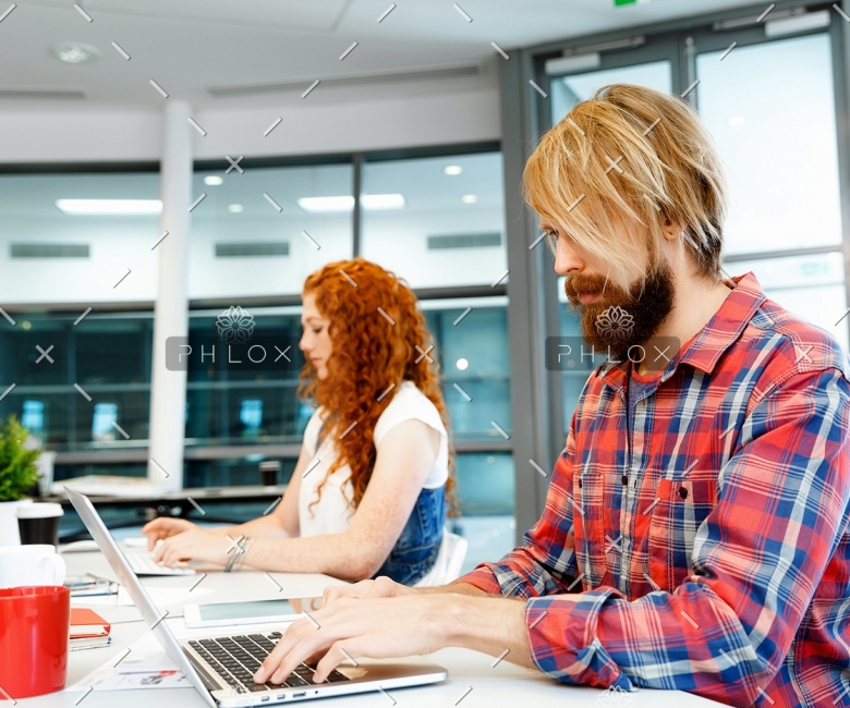 two-co-workers-working-together-PPVW2LA